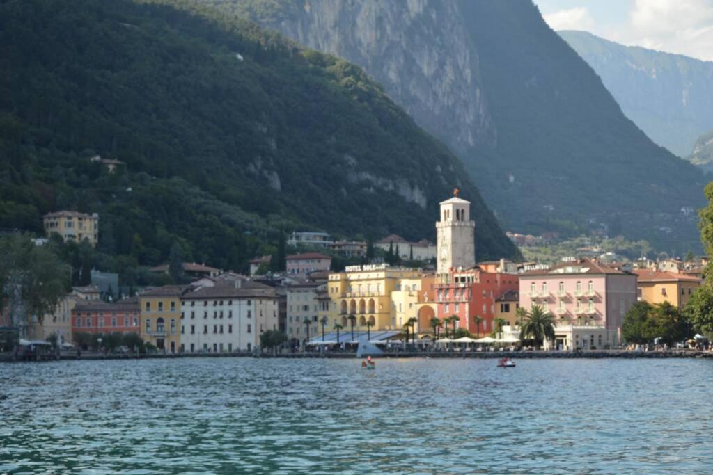 Appartamento Sunrise - Centro Storico N2 Riva del Garda Exterior foto